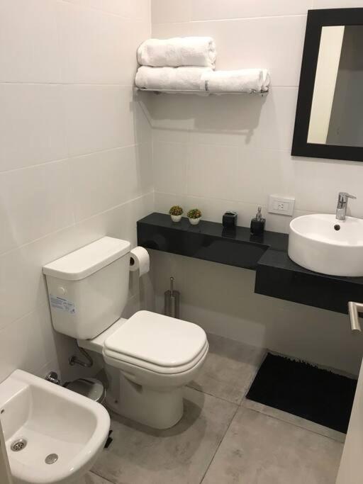 Suite In San Telmo Dormitorio En Suite Con Dos Banos Y Balcon A La Calle Buenos Aires Exteriör bild
