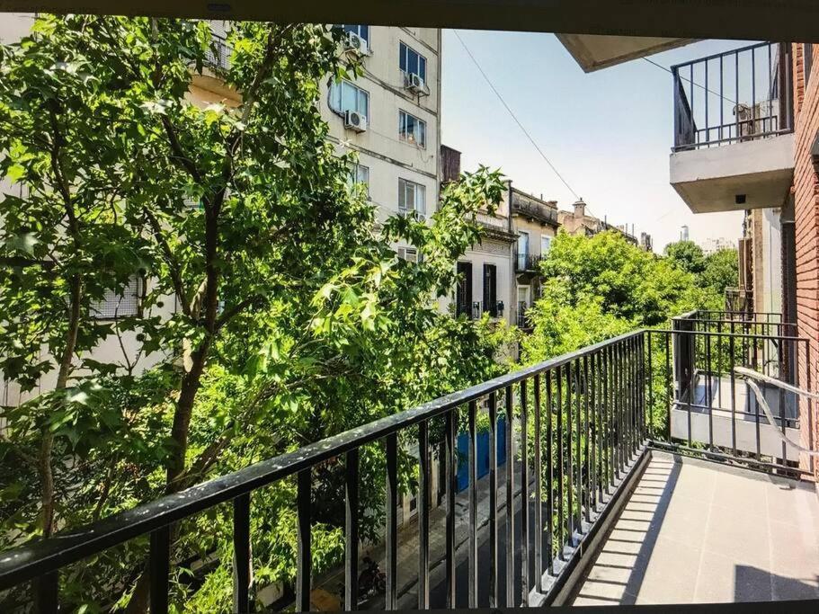 Suite In San Telmo Dormitorio En Suite Con Dos Banos Y Balcon A La Calle Buenos Aires Exteriör bild